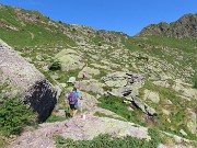 41 In decisa salita nel verde tra roccioni tondeggianti 